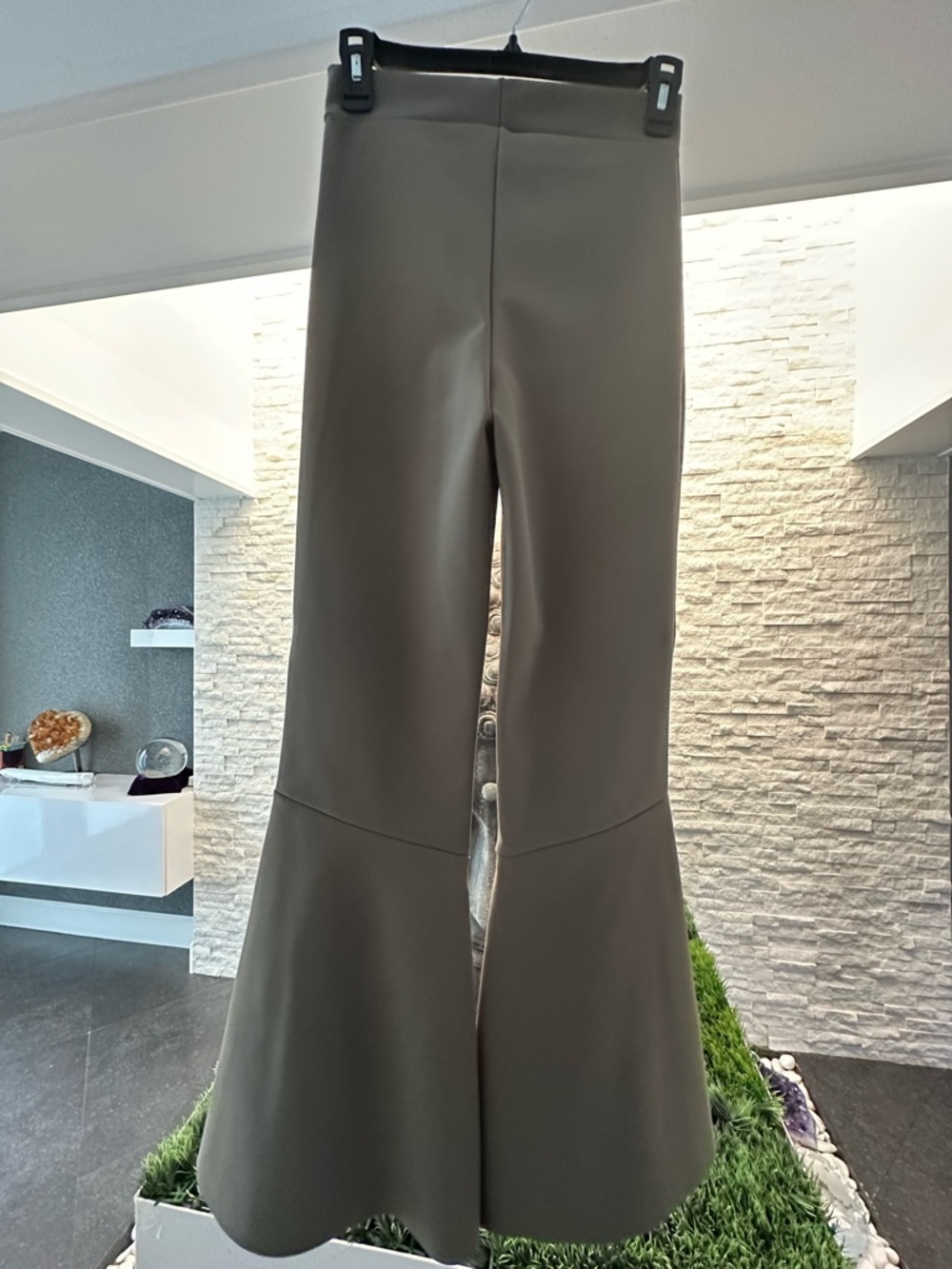 BNWT Chiara Boni La Petite Robe taupe Khaki Flare High-Waist Stretch Pants 40/4 - Picture 3 of 6